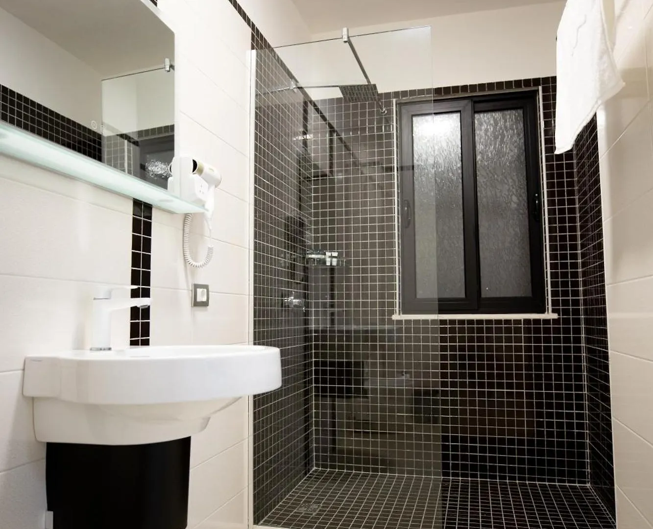 ***  Frekel Hotel Yzberishti Albania