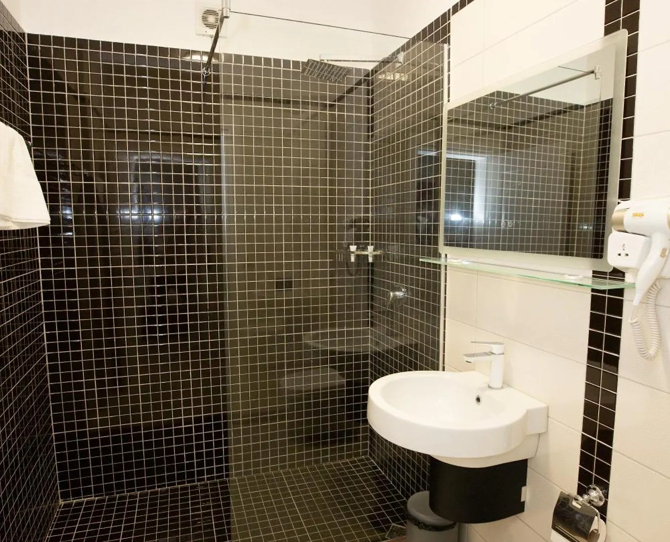Frekel Hotel Yzberishti 3*,
